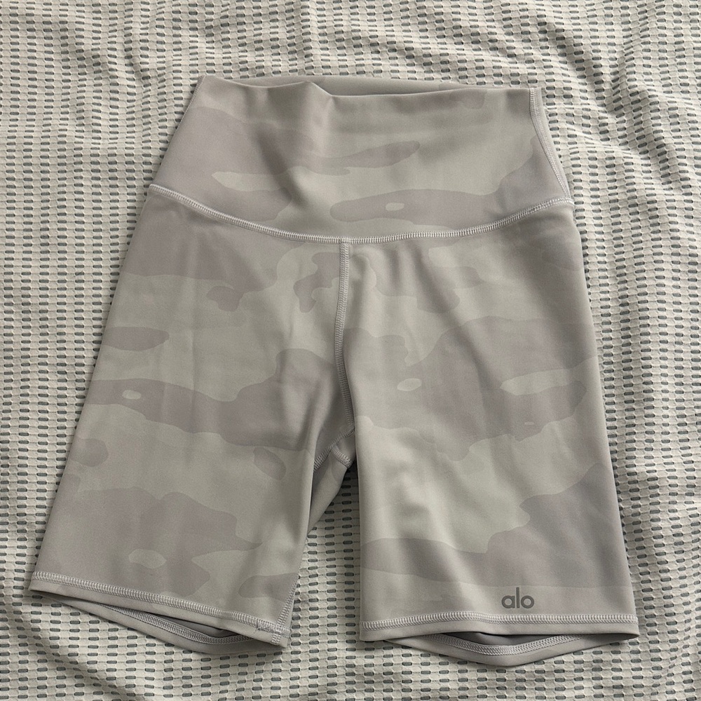 ALO Yoga Women's Light Gray Camo Biker Shorts